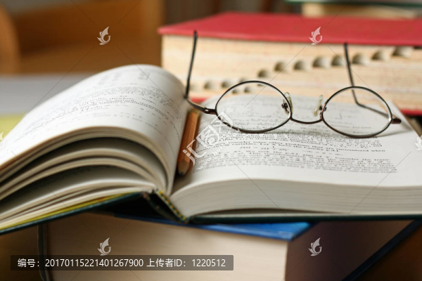 桌上有眼鏡和鉛筆的課本