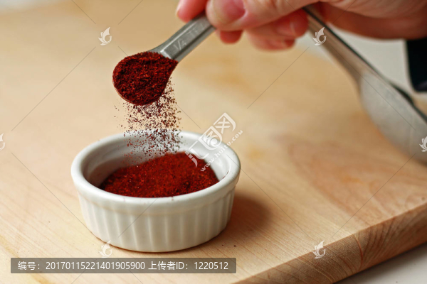 用測量勺在砧板上測量香料