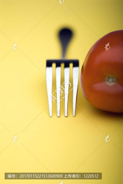 黃色的叉子和西紅柿