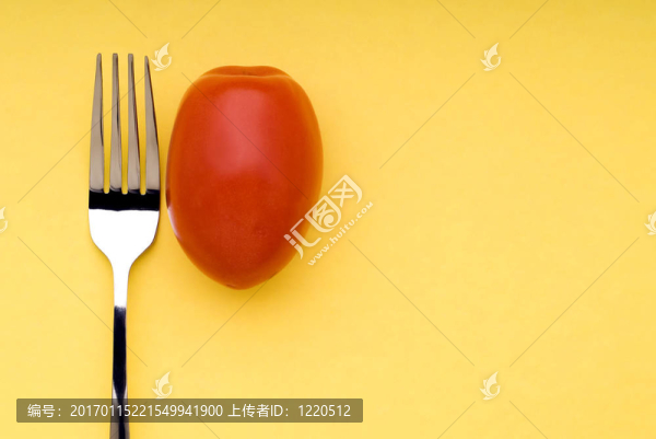 黃色的叉子和西紅柿