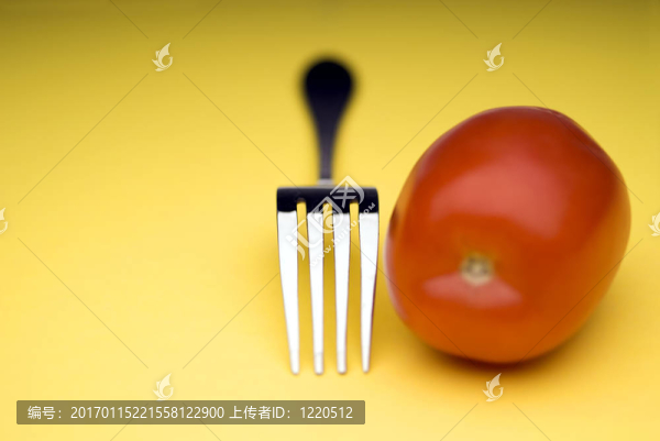 黃色的叉子和西紅柿