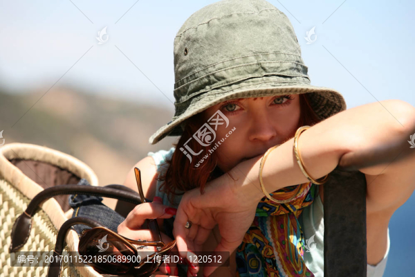悲傷的女孩戴著一頂帽子
