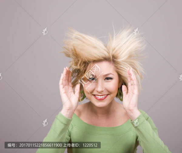 金發(fā)飛在手之間-匯圖網(wǎng) www.fosd68.com 金發(fā)飛在手之間