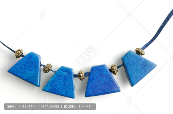 帶藍(lán)色寶石的項(xiàng)鏈