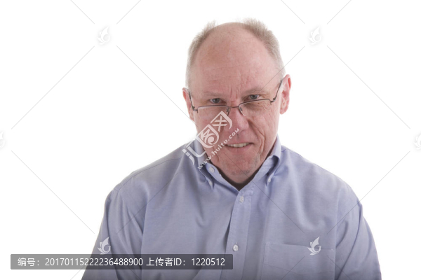 穿藍(lán)襯衫和眼鏡的老家伙