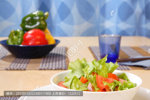 桌上有沙拉碗