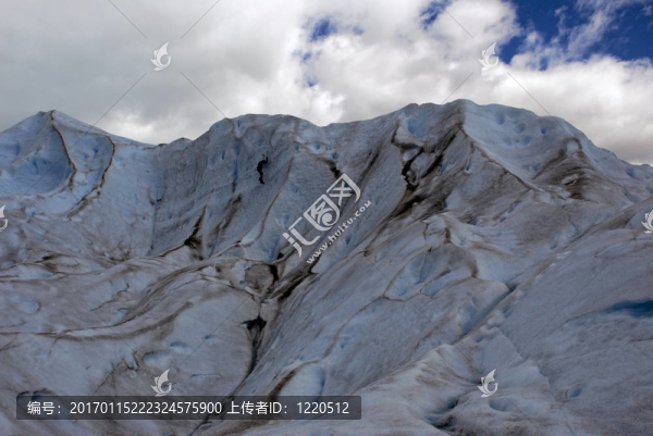 人climbering在佩里托莫雷諾冰川；阿根廷。