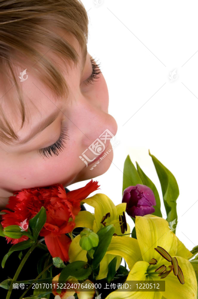 年輕的夢幻的少女與花