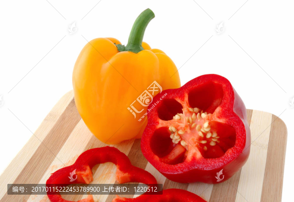 紅色和黃色的辣椒在竹菜板。