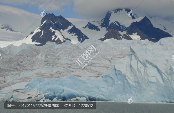 徒步旅行在佩里托莫雷諾的冰川；阿根廷。