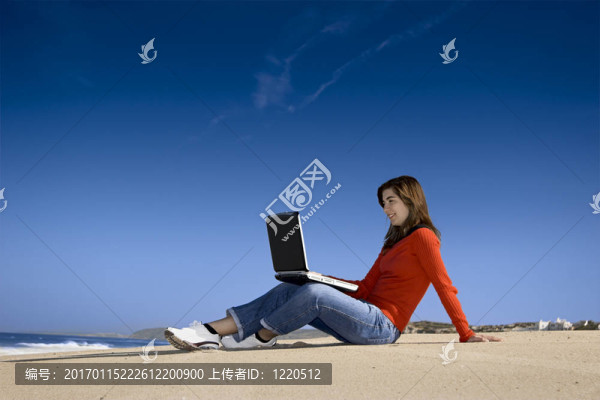 女人用筆記本工作