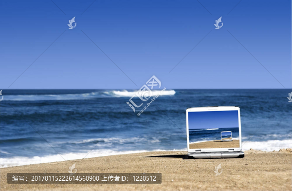 海灘上的筆記本電腦