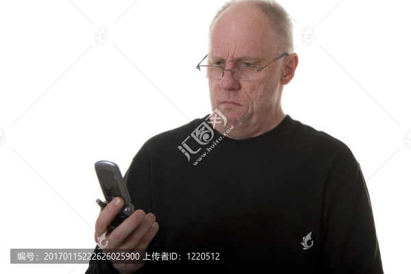戴眼鏡的老家伙在看電話