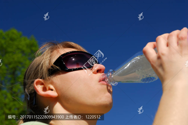 渴的年輕女子飲用水