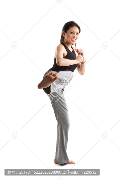 踢的亞洲女孩