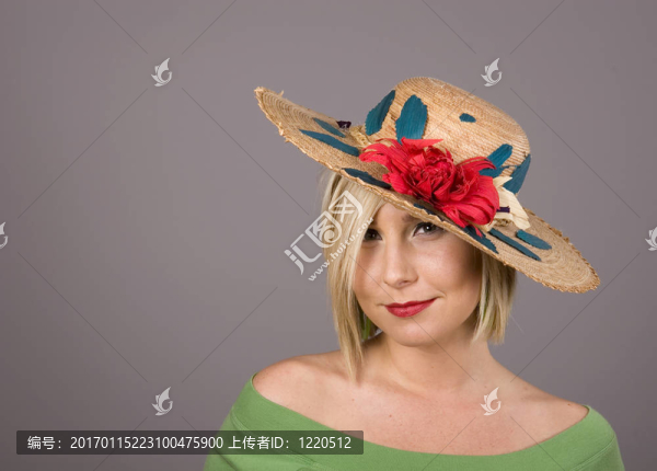 戴著花帽子的金發(fā)女郎
