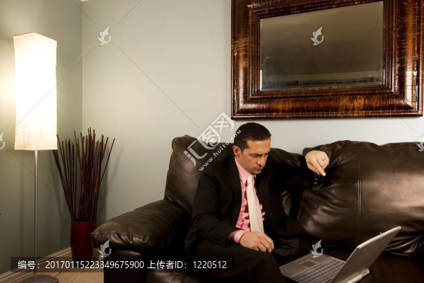 家庭或辦公室-在沙發(fā)上工作的商人