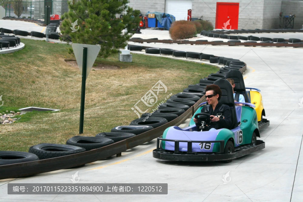 推車(chē)上的女人