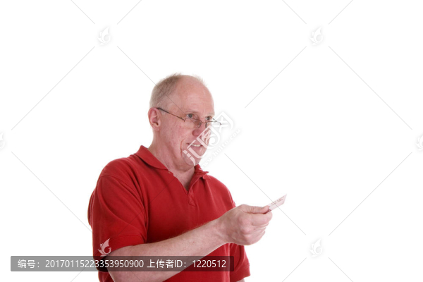穿紅襯衫的人用信用卡