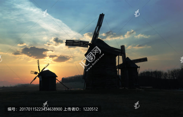 古老的風車在夕陽的天空多云Pirogovo；基輔；烏克蘭；