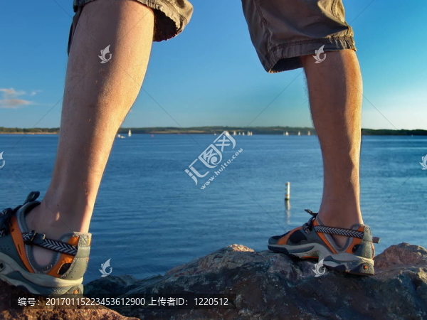 站在靠近Sea的巖石上的人