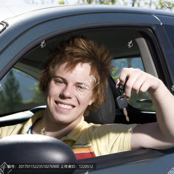 快樂的青少年在車里