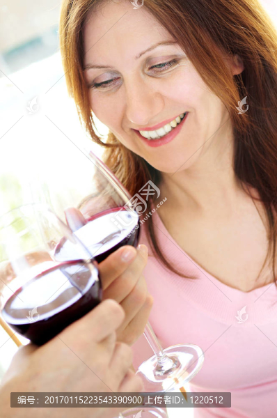 成熟的女人喝紅酒