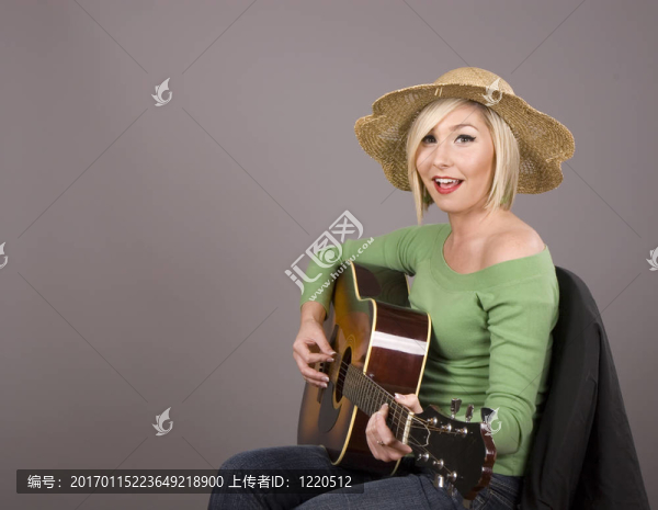 金發(fā)美女玩吉他和唱歌