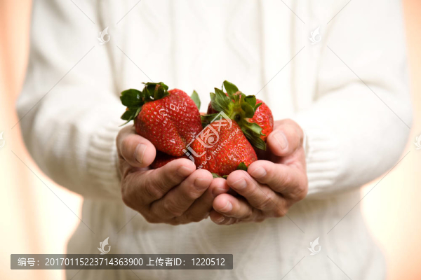 拿著草莓
