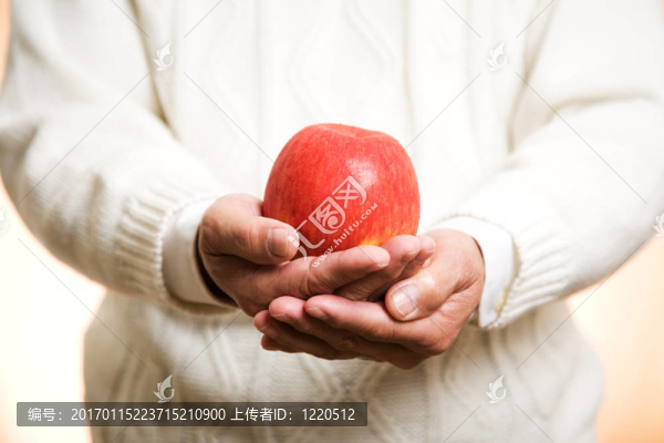 拿著一個蘋果