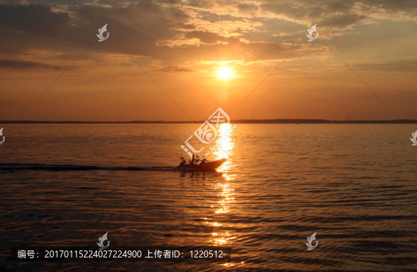 夕陽中的船