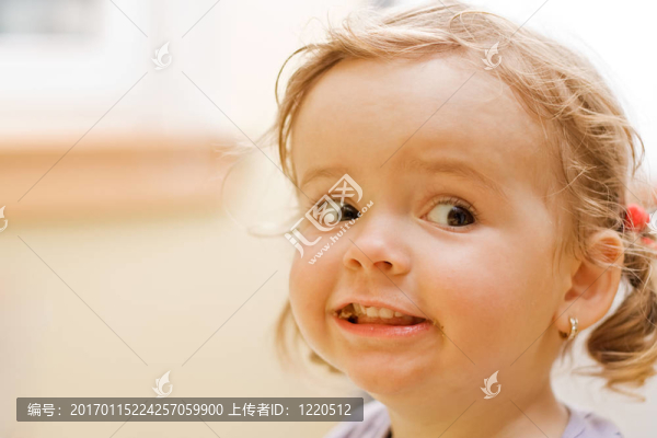 小女孩做鬼臉