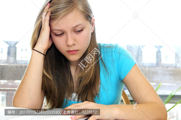 十幾歲的女孩與課本學(xué)習(xí)