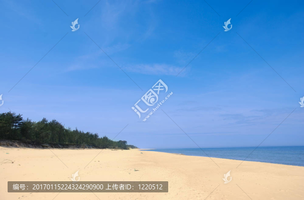 寬闊空曠的夏日海灘