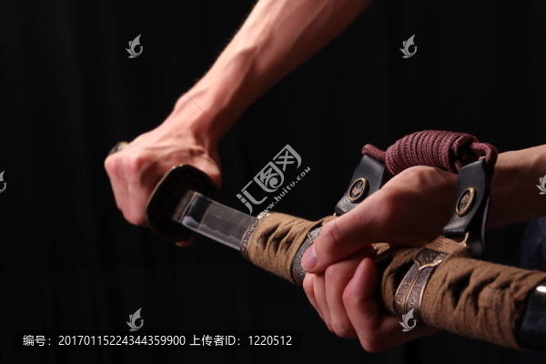 手持武士刀