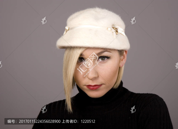 戴著悲傷的臉的毛皮帽的金發(fā)女郎