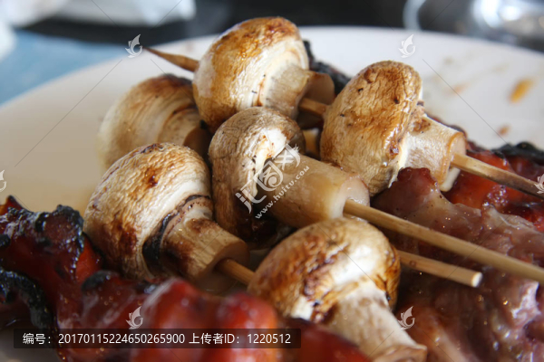 烤肉和蘑菇