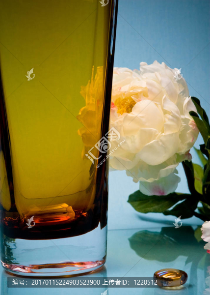 藍(lán)色花瓶上的玻璃花瓶碎片