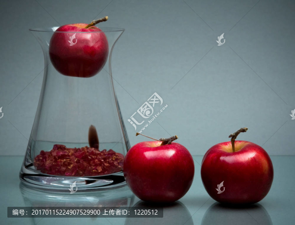 黑色的三個蘋果的玻璃花瓶