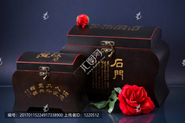 兩個木制棺材在藍(lán)色的象形文字和鮮花