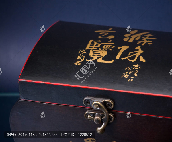 用象形文字在藍(lán)色的木匣子片段