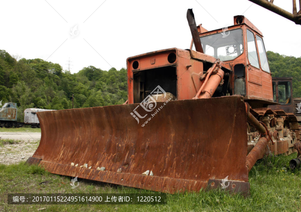舊拖拉機(jī)