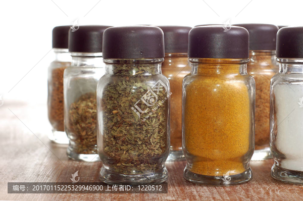 各種各樣的香料瓶