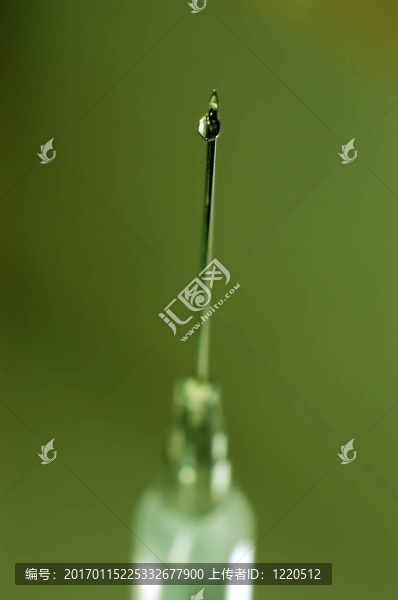 注射器近距離；焦點(diǎn)放在滴上