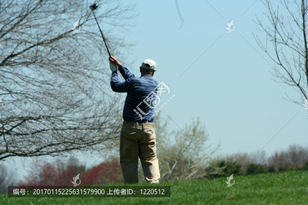 男選手開球，球上
