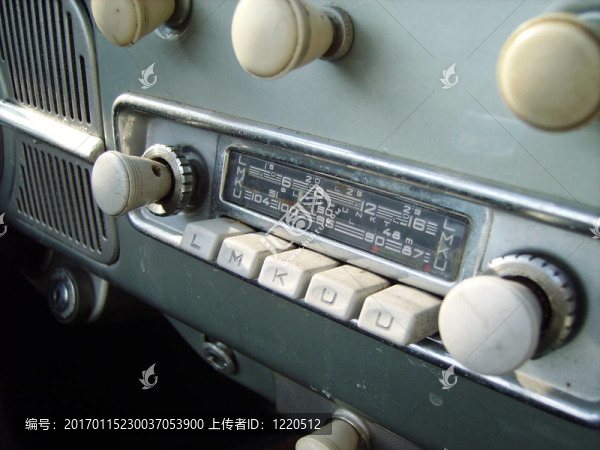 舊的汽車收音機(jī)