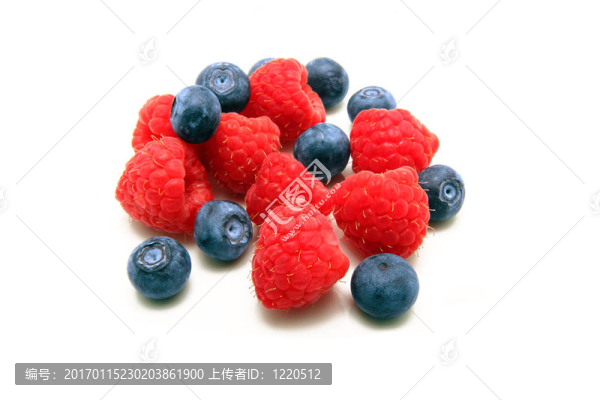 覆盆子和藍莓白色隔離