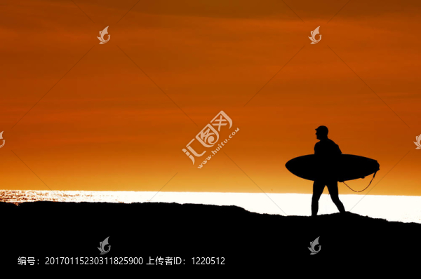 沖浪者走到大海日落騎