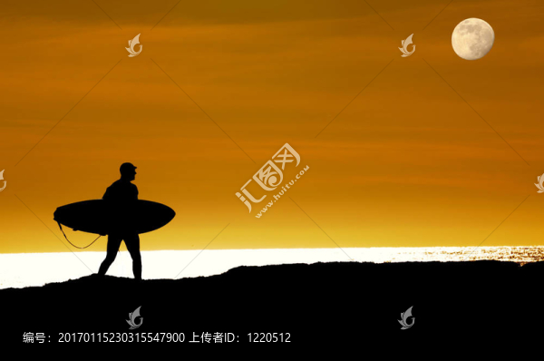 沖浪者走在懸崖上騎