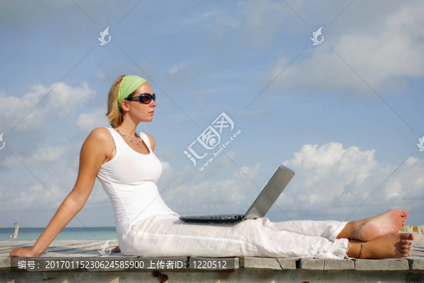 在Jetty的筆記本電腦的女人